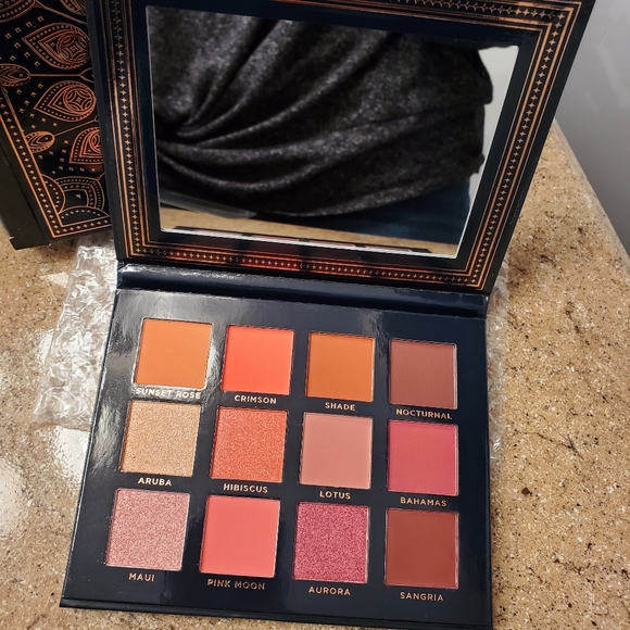 Ace Beaute eyeshadow palette - Picture 2 of 2
